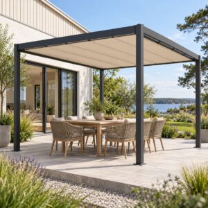 Pergola med mörkgrå stomme och ljust tygtak över en matplats på en stenlagd terrass.